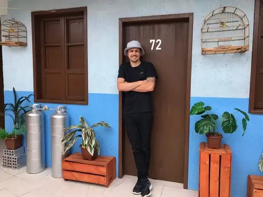 Empresário Thiago Nascimento Oliveira vestido de Seu Madruga