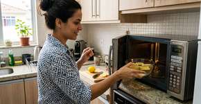 Um truque simples para limpar o micro-ondas à noite com limão e água e acordar com tudo sem gordura e cheiroso sem esforço