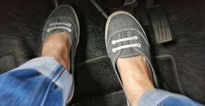 Descalço ou com chinelos? Saiba o que a lei diz sobre dirigir assim