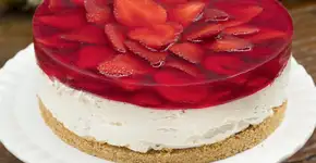Torta de morango com gelatina sem forno
