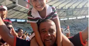 A mais linda foto  de futebol nos últimos tempos é de uma menina