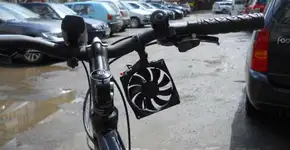 Carregador de celular para bike é movido a vento