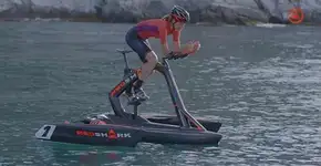 Designer transforma veleiro em bicicleta aquática
