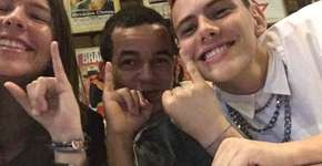 Jovens devolvem celular perdido e deixam ‘recordação’ à dona