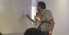 Acolhimento: professor carrega bebê para que aluna anote a aula