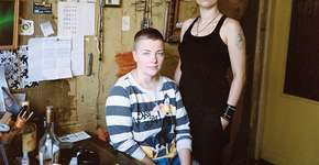 Fotógrafa viaja para Rússia e registra como vivem casais homossexuais sob regime opressor