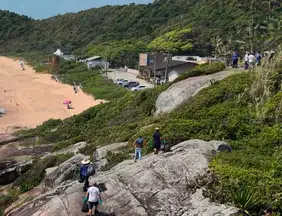 Viagem: Adeus à liberdade? Nudismo é proibido na Praia do Pinho, em Balneário Camboriú