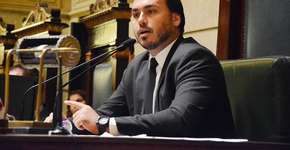 Carlos Bolsonaro diz que jogou bomba caseira em cachorro