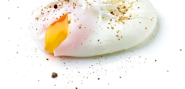 Ovo poché perfeito em casa: o segredo para a gema no ponto exato!