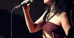 Cristina Campos interpreta grandes nomes da MPB no Sesc Vila Mariana