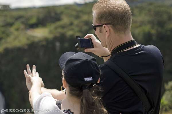 Casal Fotografando as mãos em Cambará do Sul – RS