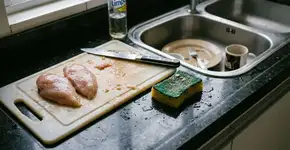 Demorei muito para entender por que a tábua de carne de madeira não deve ser lavada com a mesma esponja do resto da louça