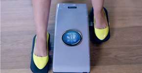 Máquina discreta permite exercitar as pernas no escritório