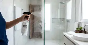 Borrifar vinagre branco no box do banheiro: para que serve e quando deve ser feito?