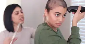 Vanessa Martinez raspa a cabeça após danos causados por apliques