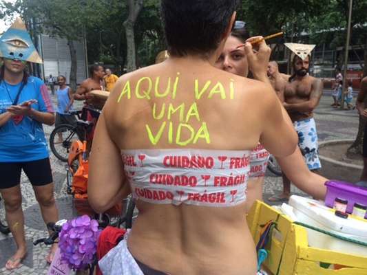 Ativistas pintam o corpo para pedir respeito nas ruas do Rio de Janeiro 