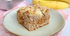 Bolo de banana crocante com recheio de doce de leite
