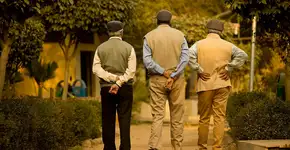 O que significa andar com as mãos atrás das costas