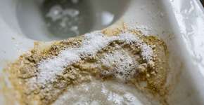 Nem vinagre nem bicarbonato de sódio: o método eficaz para remover o calcário do vaso sanitário.