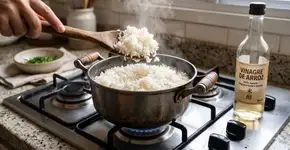 Os japoneses concordam: para deixar o arroz mais soltinho e saboroso, o segredo é adicionar uma colher de vinagre de arroz durante o cozimento