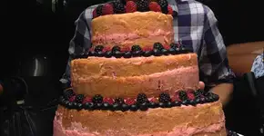 Com apenas 13 anos, garoto vende bolos, pães e tortas pela internet