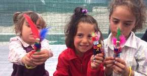 Brasileira leva brincadeira para crianças sírias refugiadas