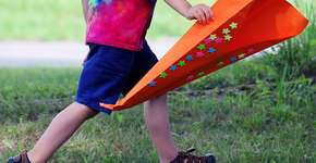 Cinco brincadeiras criativas para pais e filhos fazerem fora de casa