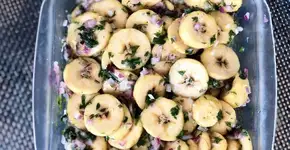 Ceviche de banana da terra extremamente saboroso