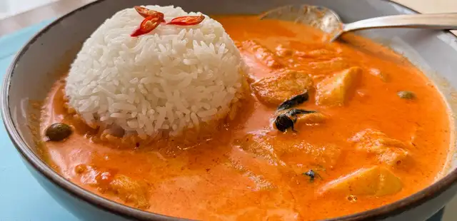Descubra como fazer curry tailandês de frango com leite de coco em apenas 25 minutos