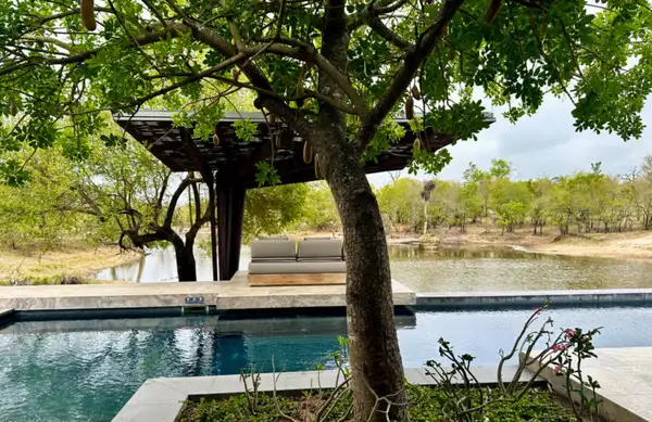 Piscina privativa de uma das vilas do lodge, com vista para a savana