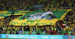 Brasil X Camarões: Veja o que está escrito no bandeirão em homenagem a Pelé