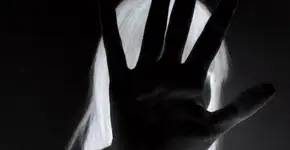 Vítima fala sobre estupro para conscientizar outras mulheres