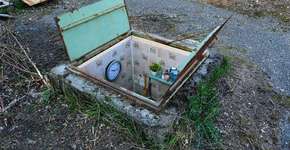 Artista transforma bueiros em aconchegantes esconderijos secretos