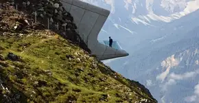 Museu com arquitetura futurista é construído em montanha