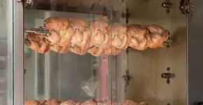 Frango assado de padaria: suculento e irresistível