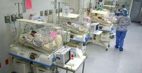 Mulher que pensava estar grávida de 7 dá à luz 9 bebês