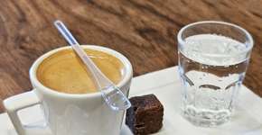 Por que o café vem com água com gás? A ciência explica