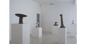 Exposição de gesso e argila