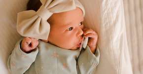 Alerta: enfermeira pede que pais não coloquem faixa na cabeça de bebês