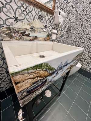 Pia do lavabo é feita com uma raríssima pedra vulcânica branca, pintada à mão, no 7Cento Venusiano