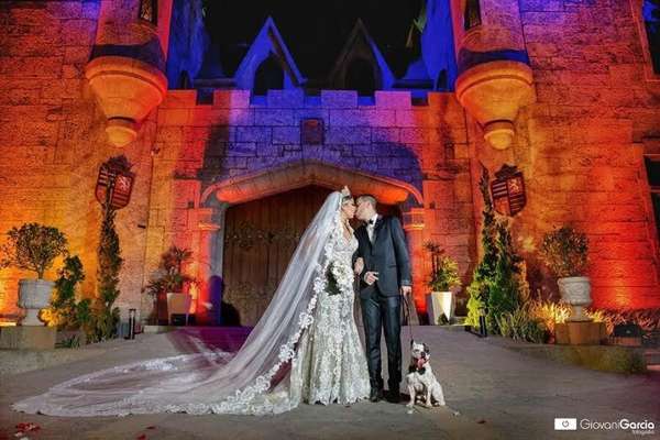 Cachorros de diferentes raças e tamanhos e compõe as fotos do book do casamento ou na própria cerimônia (imagem: Giovani Garcia) 