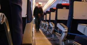 Homem abusa sexualmente de mulher que dormia em avião