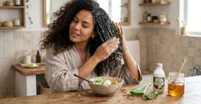 Adeus ao frizz e ao volume excessivo: receita caseira e sem químicos que alisa naturalmente e hidrata os fios