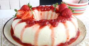 Aprenda a fazer manjar de leite em pó com calda de morangos