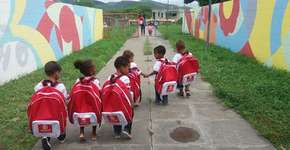 Com mochilas enormes, crianças impressionam com tanta fofura