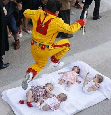 Festival 'El Colacho' celebra festa católica de Corpus Christi em Castrillo de Murcia, na Espanha