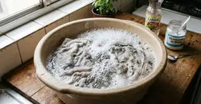 À noite, deixo os panos de prato e as luvas de cozinha de molho: de manhã estão perfeitamente limpos, até as manchas de gordura antigas desaparecem