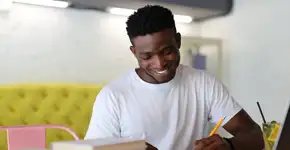 MOVER e Cogna oferecem 10 mil bolsas de estudo para jovens negros