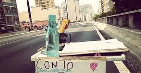 “Conto Piadas”, diz o cartaz no meio da rua