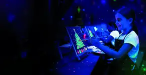 Programação de feriado: Shopping Villa Lobos traz experiência artística com pintura que brilha no escuro